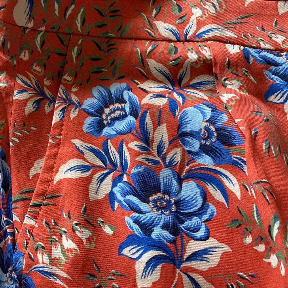 NWT LOFT Pleated Front Floral Print Shorts Size 10 - Picture 4 of 10